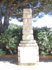 Le rayol Canadel : Ses Monuments LA STELE